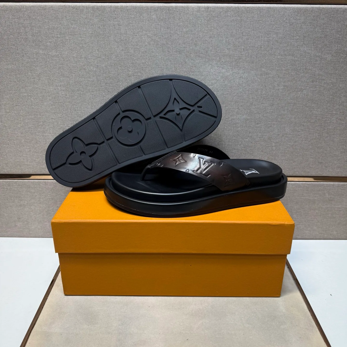 ⬛️Men's shoes 💰p400 [LV～] Men's casual slippers 2025z cabinet sales simultaneously 🔶Size: 39-44#️⃣ 🔷4 colors🔜The upper is made of cowhide stitching➕Genuine leather lining, comfortable and breathable, sole: original comfortable and wear-resistant outsole, ⚠️Real 📱Photographed🎬The real thing is better📢📢📢